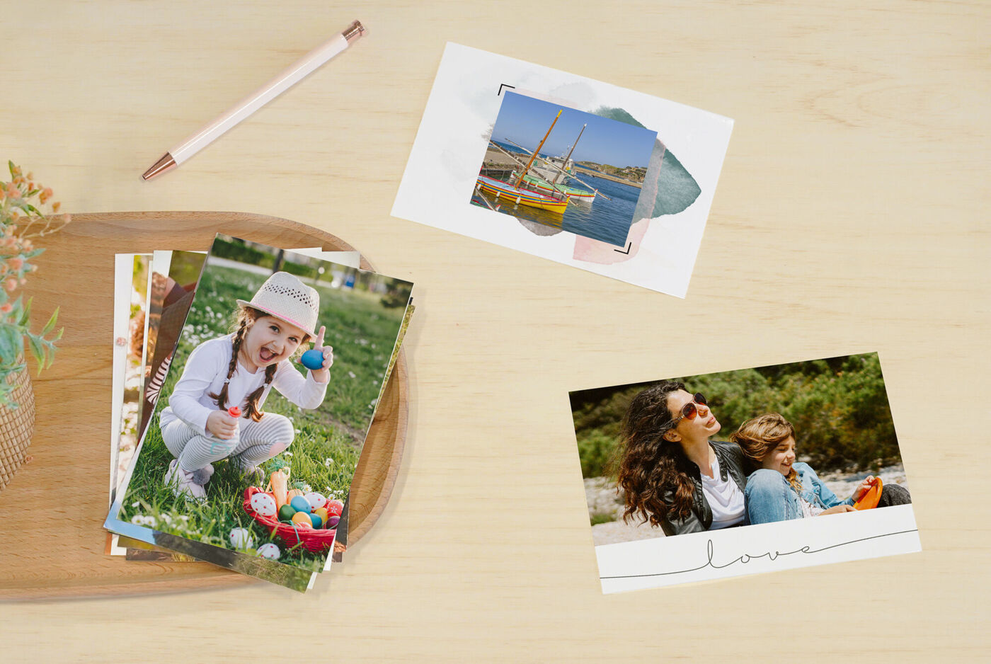 Une sélection de belles photos et cartes avec des motifs joyeux. On voit une carte fleurie et une photo de plage.