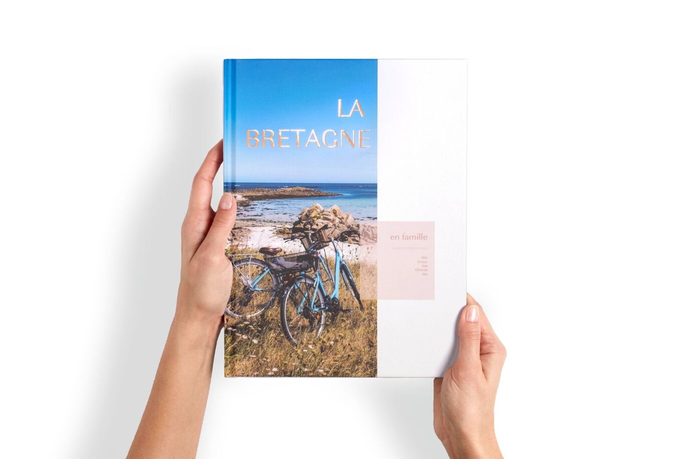 Livre photo format A4 portrait tenu entre les mains