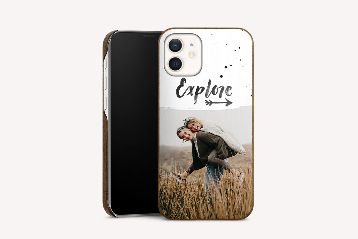Un couple se tient sur un champ. La femme est assise sur les épaules de l'homme et regarde joyeusement. Les deux sourient et montrent leur bonheur. Sur l'image, il y a le mot "Explorer" avec une flèche.