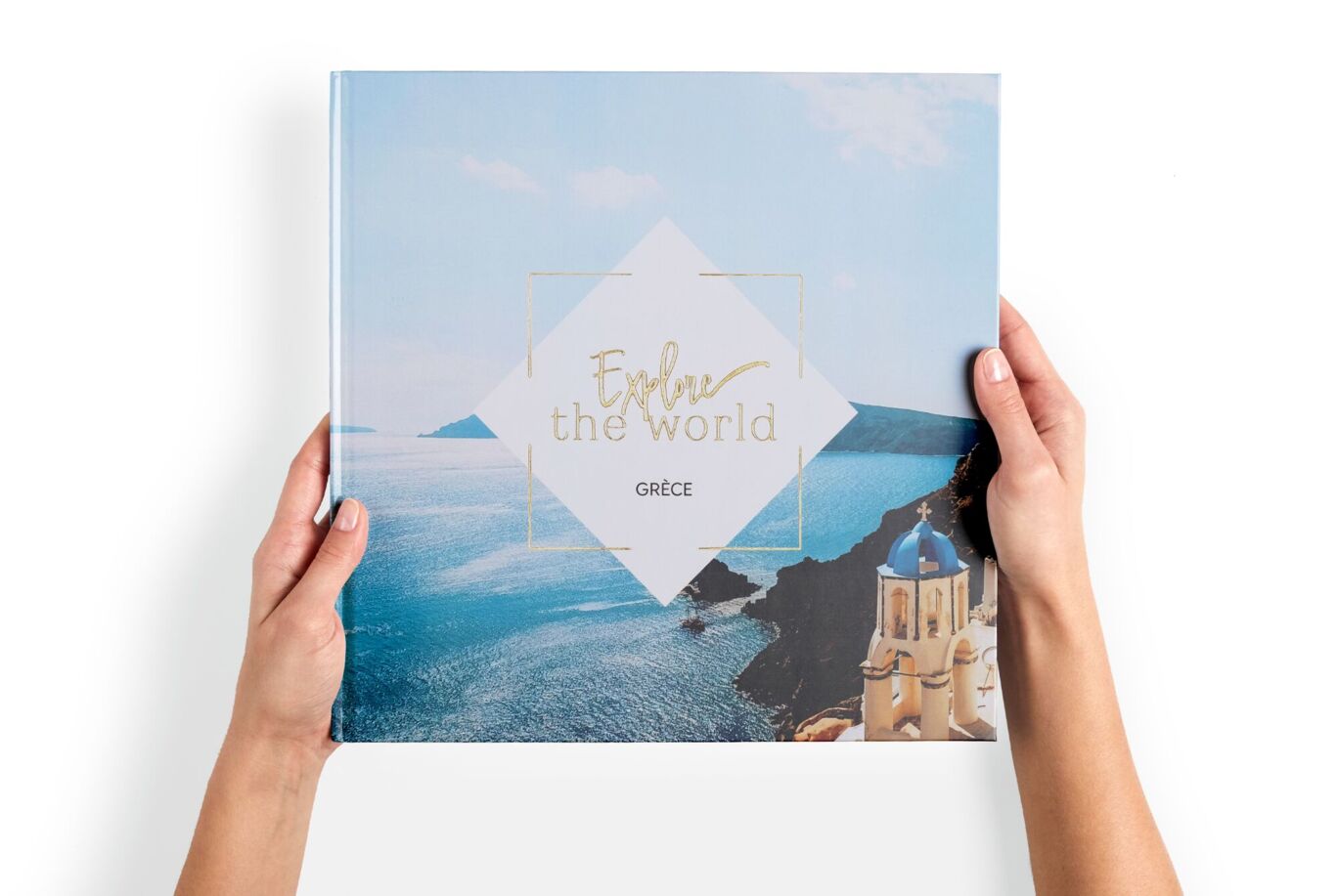 Livre photo format carré XL tenu entre les mains