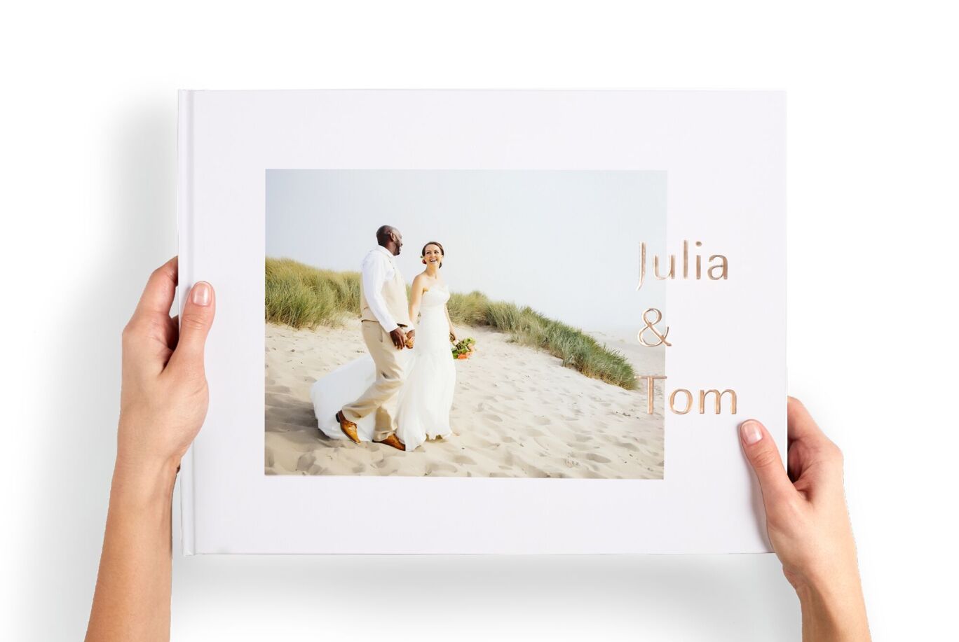 Livre photo format paysage XL tenu entre les mains