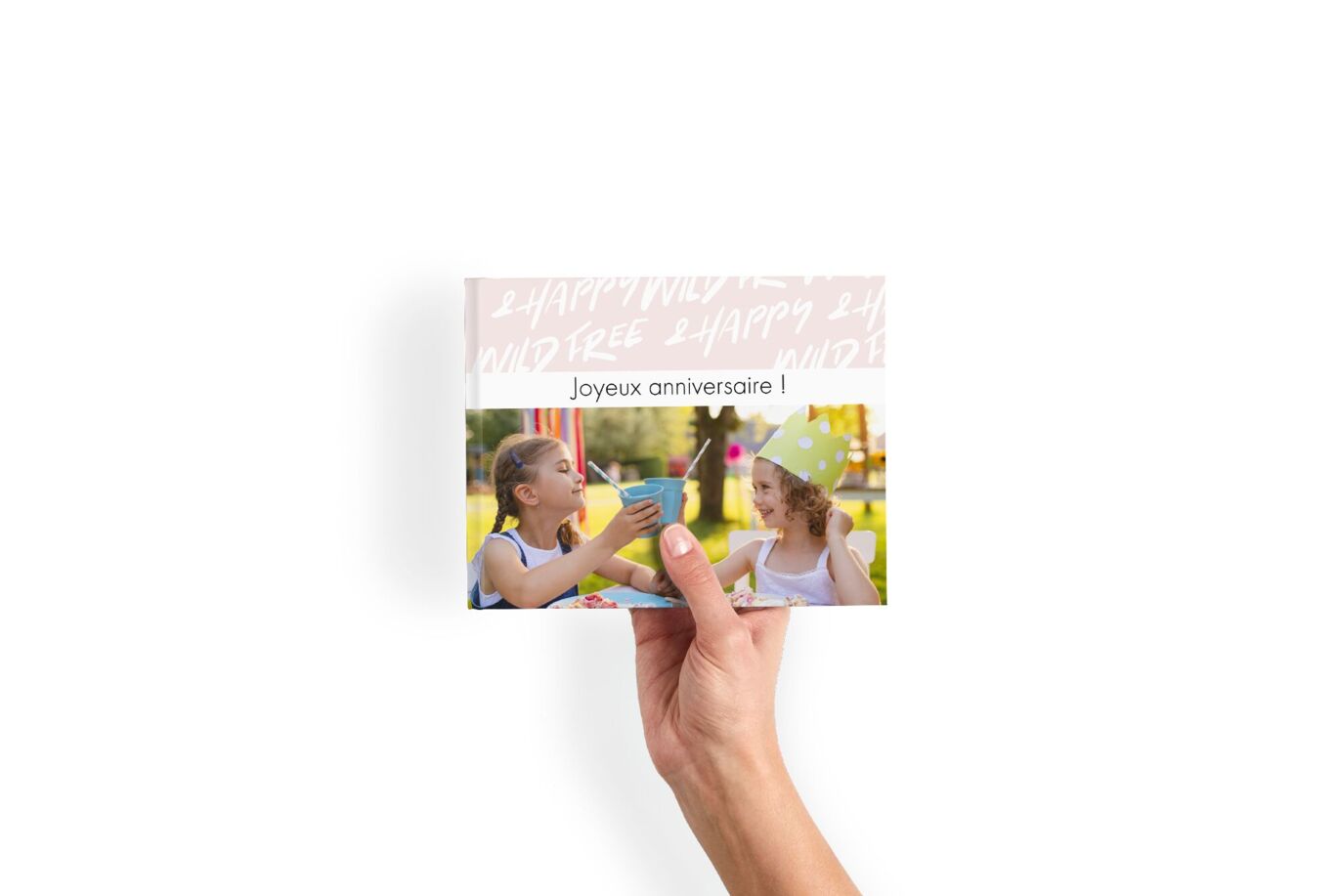 Livre photo format A5 tenu entre les mains